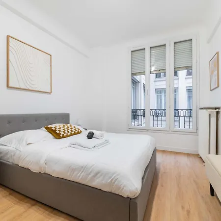 Elegant Sacre Coeur Metro Anvers - 18 -2p Apartment
