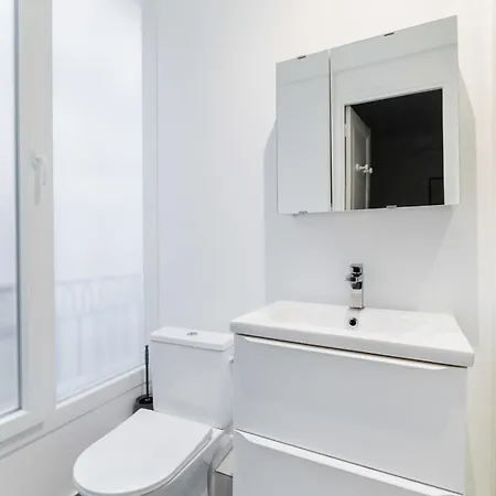 Elegant Sacre Coeur Metro Anvers - 18 -2p Apartment